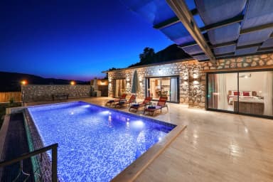 Villa Azra Naz Korunaklı Havuz 81