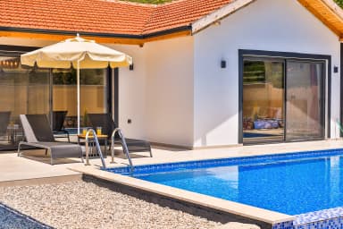 Villa Erisa Korunaklı Havuz 98