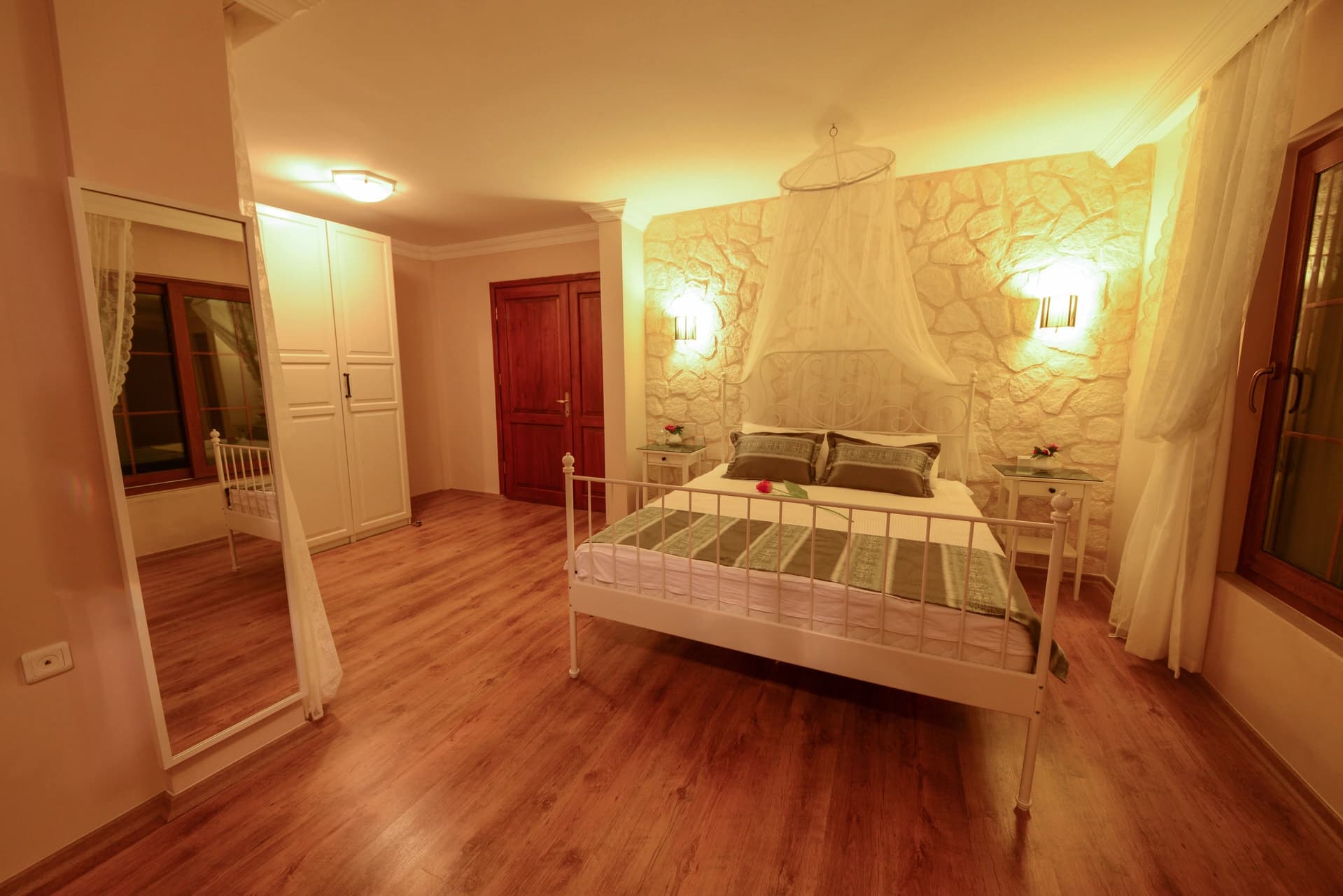 Villa Berat Korunaklı Havuz 50